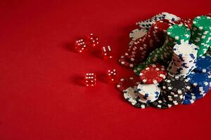 poker chips Aan rood achtergrond. groep van verschillend poker chips. casino achtergrond. foto