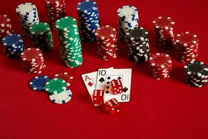 poker kaarten en het gokken chips Aan rood achtergrond foto