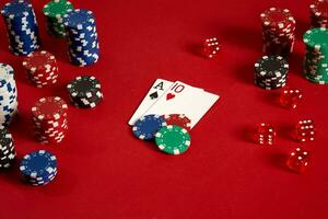 poker kaarten en het gokken chips Aan rood achtergrond foto