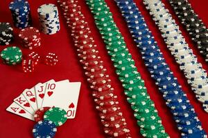 poker kaarten en het gokken chips Aan rood achtergrond foto