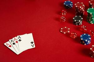 poker kaarten en het gokken chips Aan rood achtergrond foto