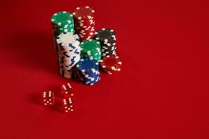 poker chips Aan rood achtergrond. groep van verschillend poker chips. casino achtergrond. foto