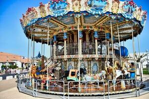 een kleurrijk carrousel foto