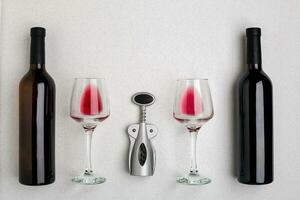 bril en flessen van rood en wit wijn Aan wit achtergrond van top visie foto