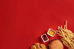 hamburger en chips. Hamburger en Frans Patat in rood papier doos. snel voedsel Aan rood achtergrond. foto