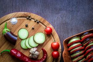 gezond aan het eten, vegetarisch voedsel. rauw aubergine bereid voor bakken in de oven met specerijen in olijf- olie foto