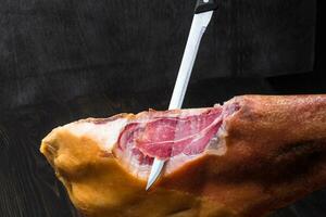 jamón. Jamon serrano. traditioneel Spaans ham Aan zwart dichtbij omhoog. foto