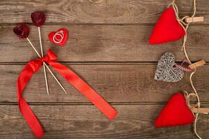 valentijnsdag dag achtergrond met handgemaakt speelgoed- harten en ring over- houten tafel foto