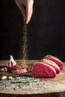sappig rauw rundvlees steak Aan houten tafel foto