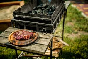 een dik strip steak wezen gegrild buitenshuis foto