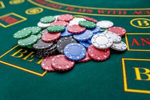 poker chips Aan een tafel Bij de casino foto