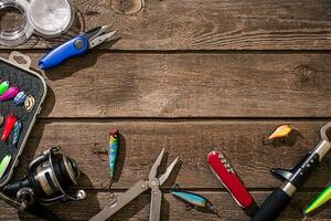 accessoires voor visvangst Aan de achtergrond van hout. top visie foto