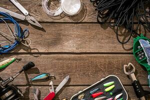 accessoires voor visvangst Aan de achtergrond van hout. top visie foto