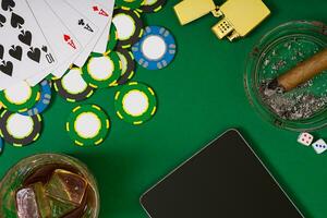 reeks naar spelen poker met kaarten en chips Aan groen tafel, top visie foto