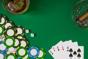 gokken, fortuin en vermaak concept - dichtbij omhoog van casino chips, whisky glas, spelen kaarten en sigaar Aan groen tafel oppervlakte foto