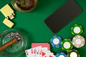 reeks naar spelen poker met kaarten en chips Aan groen tafel, top visie foto