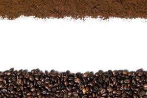 wit achtergrond met koffie bonen en grond koffie Aan de kant foto