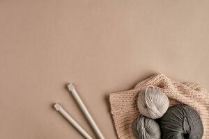 gebreid van een grijs garen trui en draad voor breiwerk detailopname. breiwerk net zo een hobby. accessoires voor breien. foto