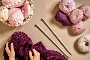 detailopname van vrouw handen breiwerk wol trui of plaid lila kleur. top visie foto