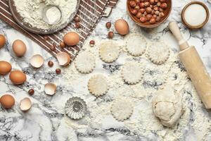 detailopname schot. top visie van een bakken ingrediënten en keukengerei Aan de marmeren tafel achtergrond. foto