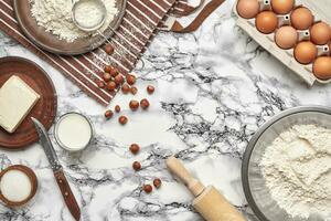 detailopname schot. top visie van een bakken ingrediënten en keukengerei Aan de marmeren tafel achtergrond. foto