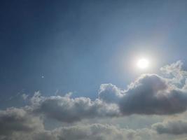 bewolkte lucht en de zon komt op foto