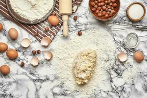 detailopname schot. top visie van een bakken ingrediënten en keukengerei Aan de marmeren tafel achtergrond. foto