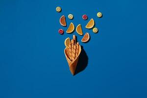 wafel broodjes en marmelade van wafel ijshoorntje Aan blauw achtergrond foto