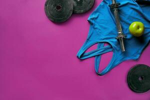 geschiktheid vrouw kleding achtergrond top visie. reeks van sport kleding en uitrusting voor Dames, actief levensstijl foto