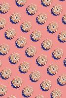 voedsel ontwerp met smakelijk roze geglazuurd donut Aan perzik pastel achtergrond top visie patroon foto