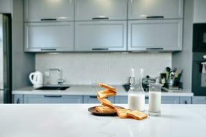 vliegend toast voor ontbijt en een glas van melk drankje. levitatie voedsel en gezond ontbijt concept. foto