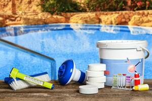 uitrusting met chemisch schoonmaak producten en gereedschap voor de onderhoud van de zwemmen zwembad. foto