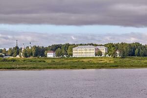 toneel- visie van een oud landhuis huis door een rivier- foto