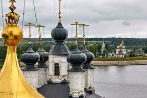 oostelijk orthodox kruisen Aan goud koepels, koepels, tegen blauw lucht met wolken foto