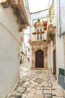 visie van de oud stad- van Martina franca met een mooi huizen geschilderd in wit. foto