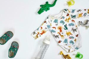 baby zorg accessoires en kleding Aan wit achtergrond, top visie foto