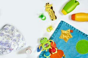 reeks van accessoires voor baby. fopspeen, fles, luier, room Aan wit achtergrond. foto