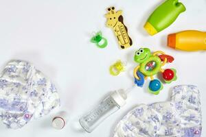 reeks van accessoires voor baby. fopspeen, fles, luier, room Aan wit achtergrond. foto