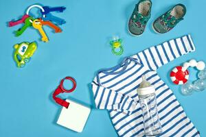 baby kleding, toiletartikelen, speelgoed en Gezondheid zorg accessoires Aan blauw achtergrond. foto