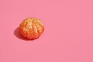 samenstelling van vers fruit, geheel vers sappig mandarijn- zonder huid Aan roze achtergrond, top visie foto