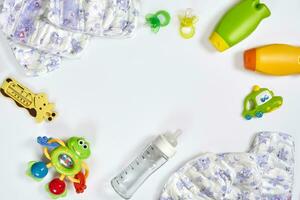 reeks van accessoires voor baby. fopspeen, fles, luier, room Aan wit achtergrond. foto