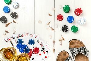 kaart dek omringd door poker chips en verspreide schelpen Aan wit houten achtergrond met kopiëren ruimte foto