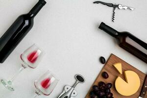 twee bril van rood wijn, kaas en druiven. top visie foto