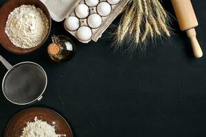 pasta Koken ingrediënten Aan zwart keuken tafel. top visie met ruimte voor uw tekst foto