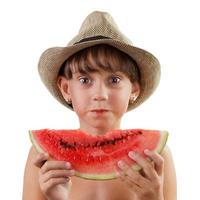 schattig meisje met hoed eet rijpe watermeloen foto