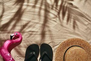 reiziger vakantie accessoires zijn gelegd uit Aan een wit strand zand. vlak leggen, top visie. foto