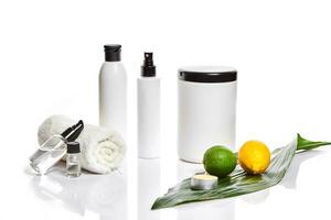wit flessen en geheel citroen en limoen geïsoleerd Aan wit achtergrond. de concept voor reclame schoonheidsmiddelen foto