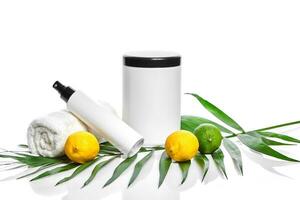wit flessen en twee geheel citroen en limoen geïsoleerd Aan wit achtergrond. de concept voor reclame schoonheidsmiddelen foto