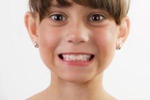 schattig vrolijk meisje laat tanden zien foto