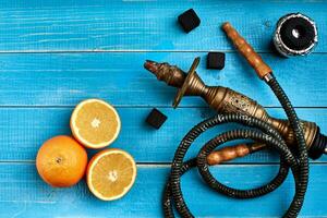 tabak achtergrond. Turks roken hookah met tabak smaak van rijp oranje foto